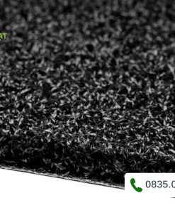 Sợi cỏ nhân tạo màu đen với thiết kế xoắn bền bỉ.