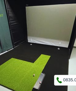 Sân tập golf mini hiện đại với cỏ nhân tạo màu đen.