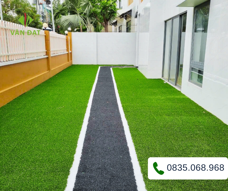 Tiểu cảnh sân vườn sử dụng cỏ nhân tạo đen đầy sáng tạo.