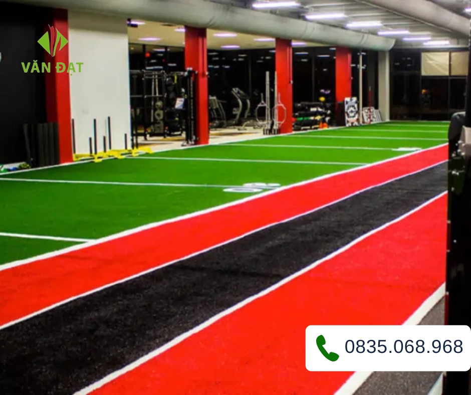 Cỏ nhân tạo đen mang đến không gian gym hiện đại.